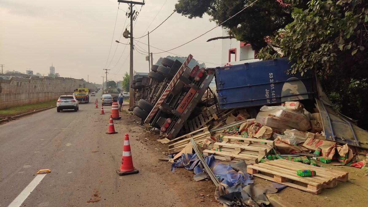 Caminhão tomba e causa lentidão na BR-386, em Lajeado