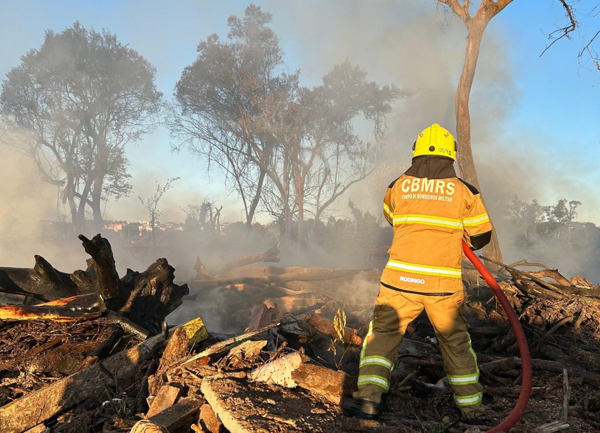 Bombeiros são acionados para combater incêndio em entulhos da enchente