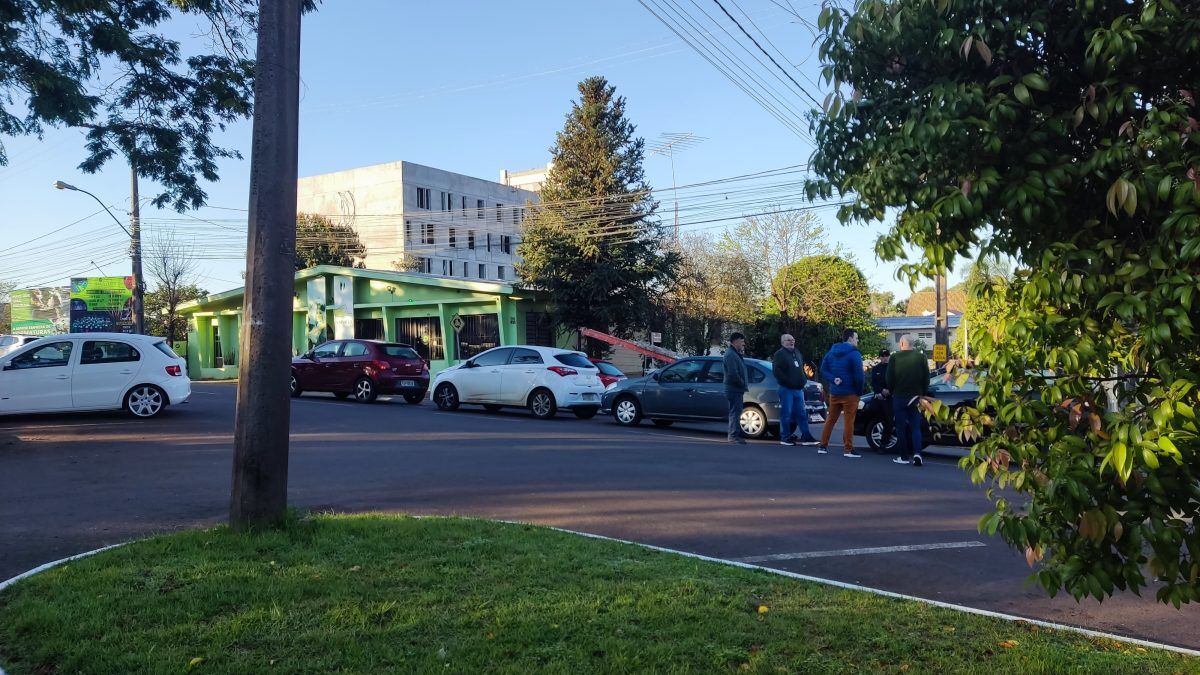 Engavetamento entre quatro carros congestiona av. Parque do Imigrante