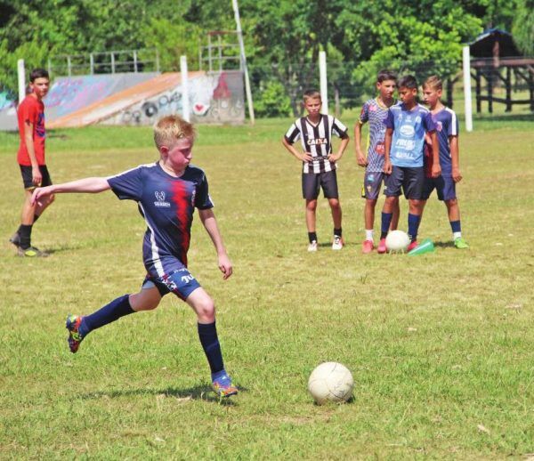 Entidade e escola firmam parceria para formação e experiência no futebol