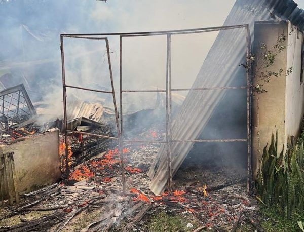 Casa desabitada é consumida pelo fogo em Venâncio Aires