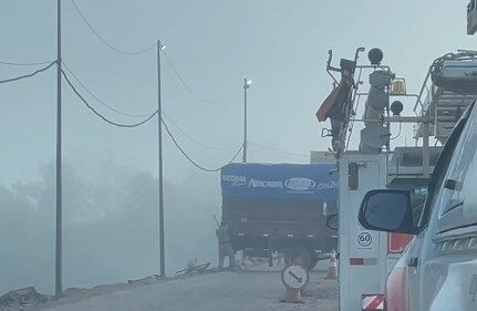 Mais um caminhão tenta atravessar Ponte de Ferro