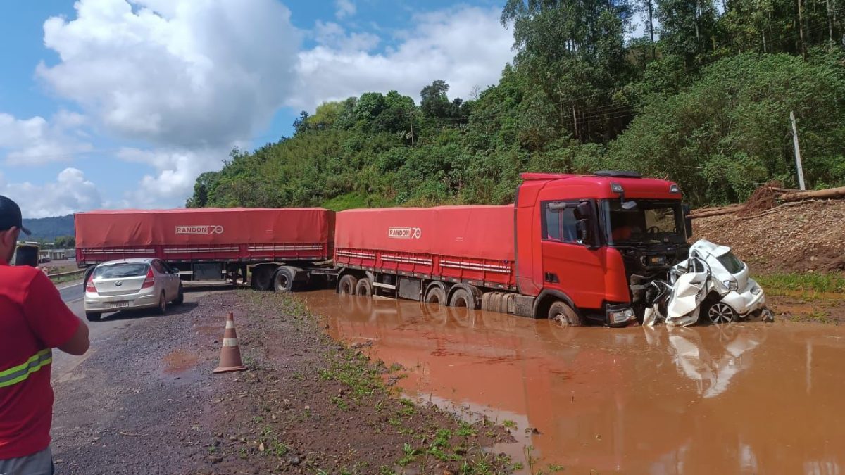 Motorista de carro morre em colisão frontal contra carreta na BR-386