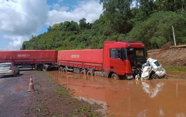 Motorista de carro morre em colisão frontal contra carreta na BR-386