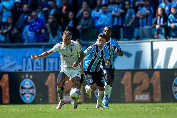 Com um a menos, Grêmio perde para o Atlético-MG