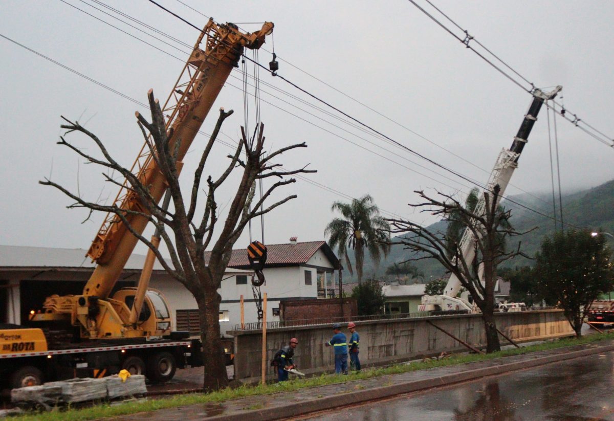 Chega a Muçum primeira viga para reconstruir ponte