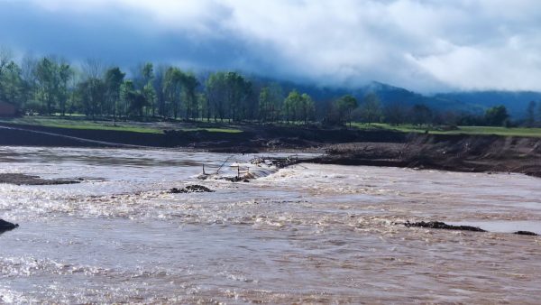 Ponte de contêineres fica submersa, mas resiste à correnteza do Forqueta 