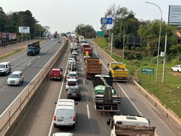 Obras em ponte bloqueiam mais uma pista e congestionam BR-386