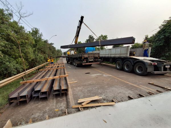 Estacas das fundações chegam ao canteiro de obras da nova ponte da ERS-130