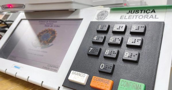 Eleitor responderá judicialmente após tirar foto de urna eletrônica