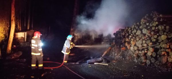 Incêndio atinge carvoaria no interior de Paverama