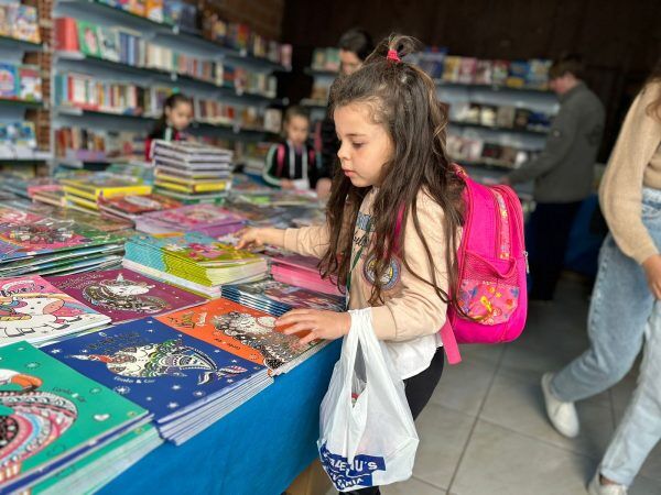 Em quatro dias, Feira do Livro comercializa nove mil livros e recebe mais de 15 mil visitantes