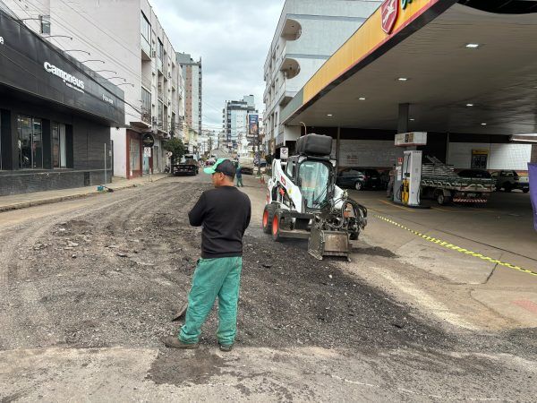 Obras de recapeamento bloqueiam a rua 25 de Julho, no Americano