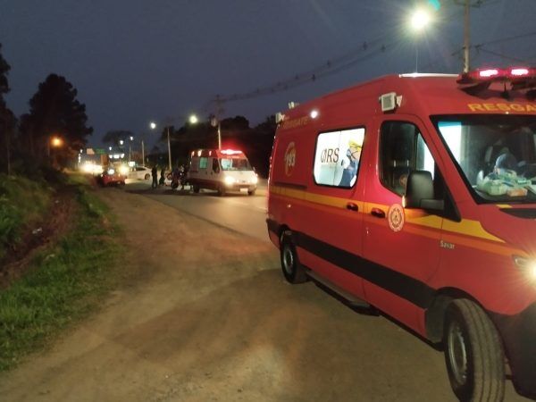 Colisão entre motocicleta e carro deixa uma criança ferida