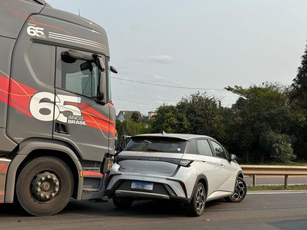 Caminhão colide em carro e gera lentidão na BR-386