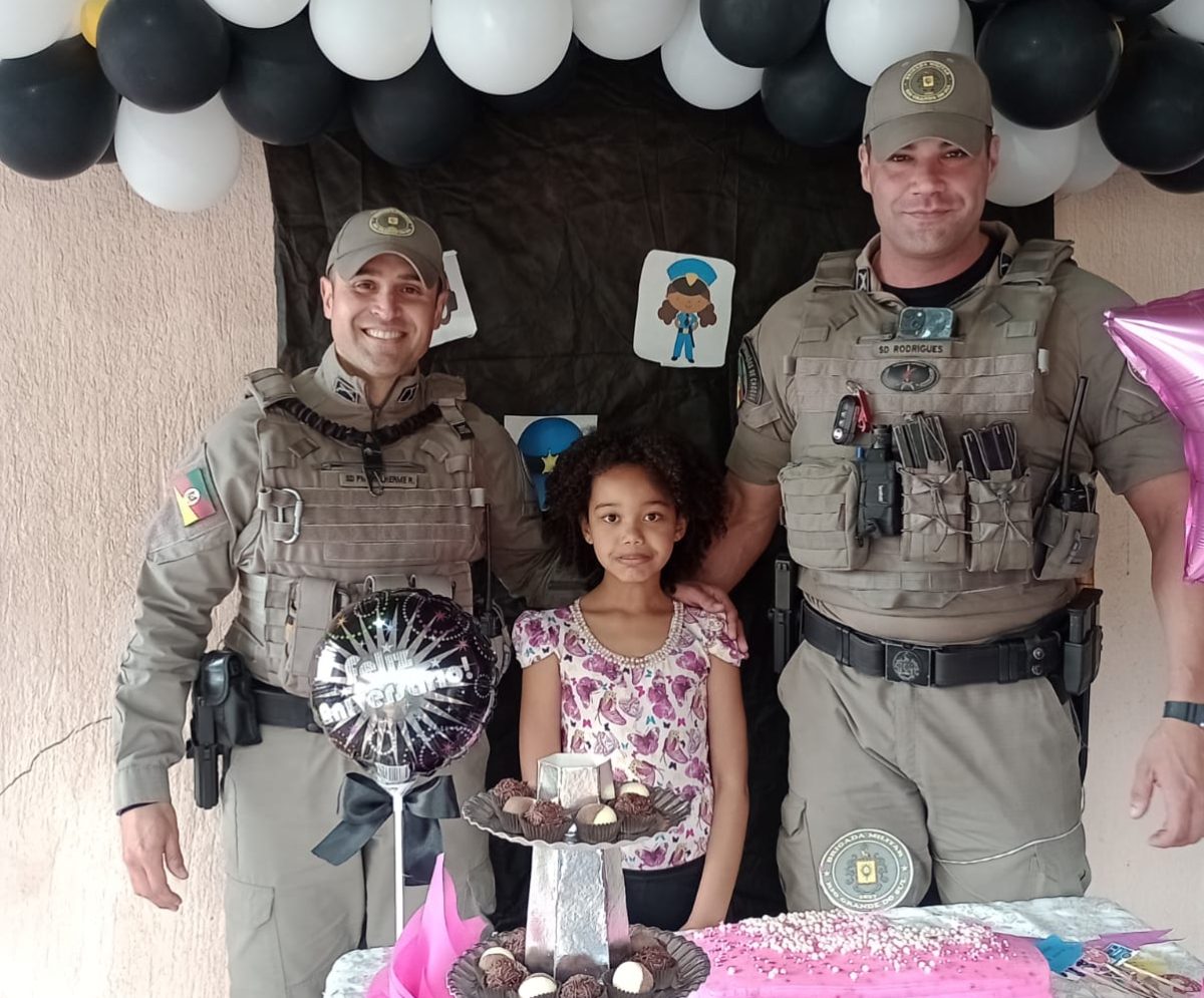 Policias militares celebram aniversário com admiradora