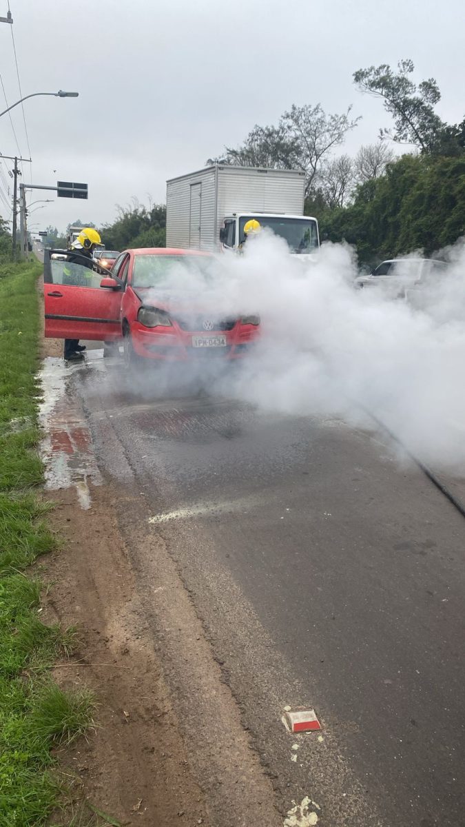 Após estouro no motor, carro pega fogo na RSC-453