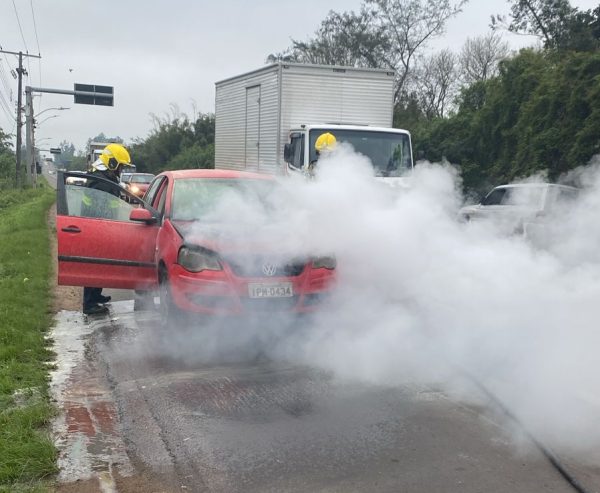 Após estouro no motor, carro pega fogo na RSC-453