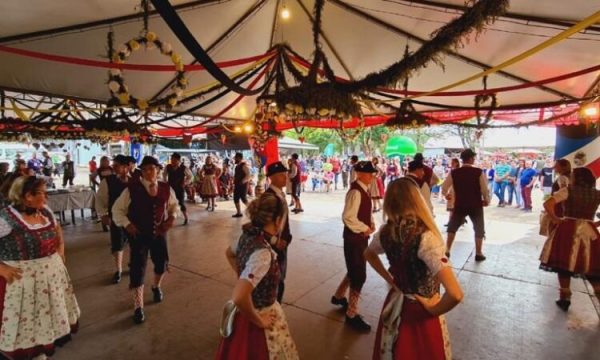 Grupo de danças alemãs participa de festival na Áustria