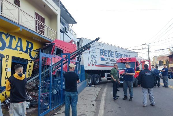 Caminhão perde controle e invade loja no Boa União; Veja imagens