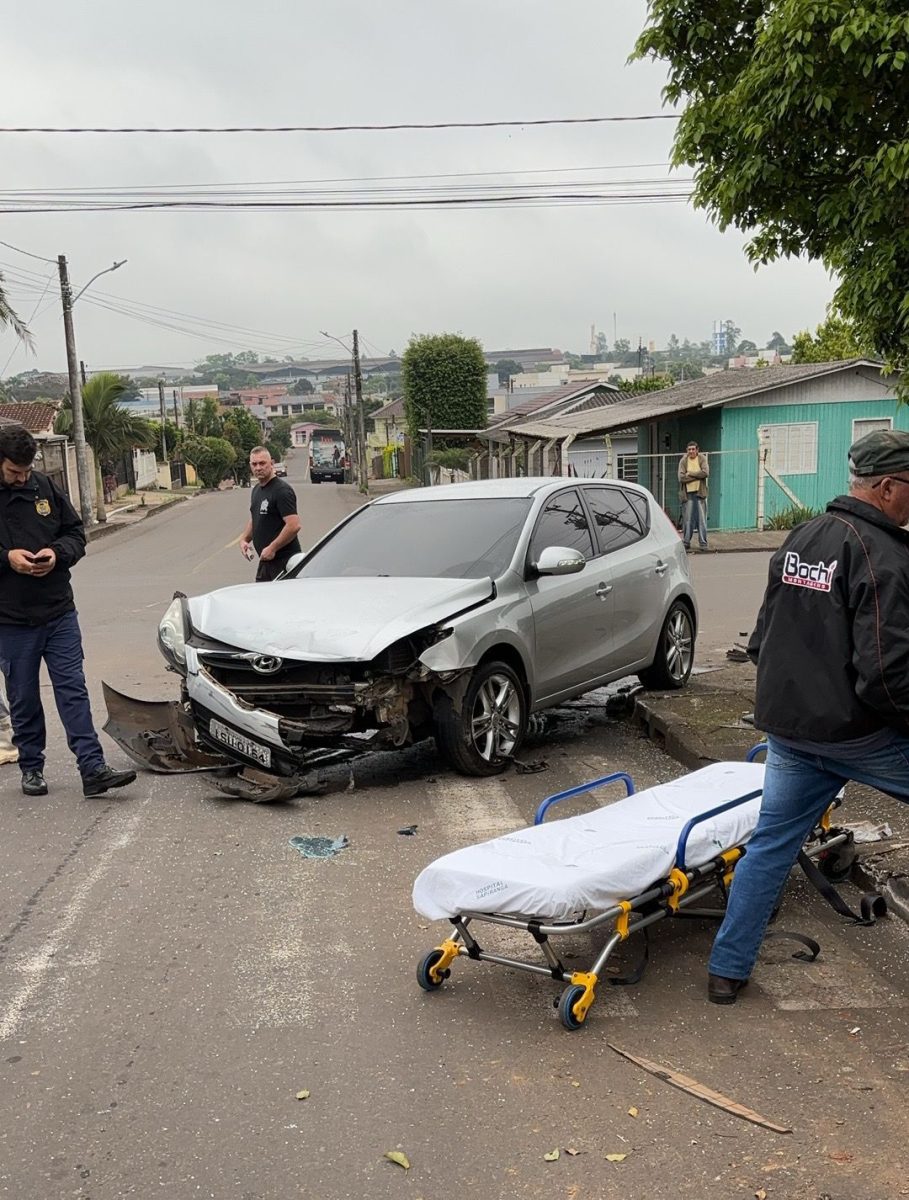 Em colisão com condutor sem CNH, dois ficam feridos