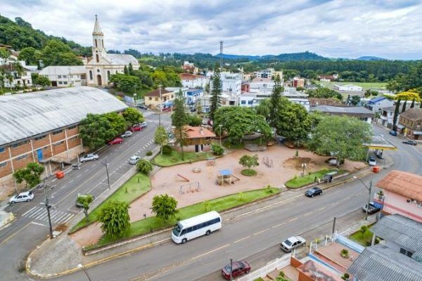 Cruzeiro do Sul inicia reforma da praça Dona Laura