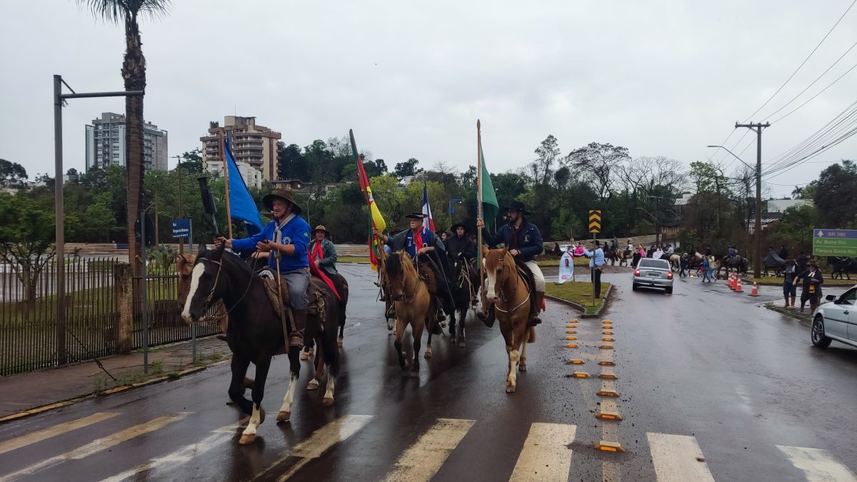 Cerca de 300 cavalarianos participam de desfile em Lajeado