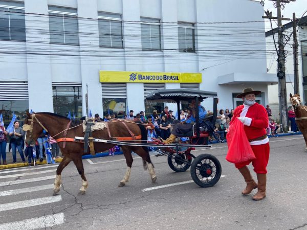 Desfile Farroupilha de Venâncio Aires teve Papai Noel de charrete