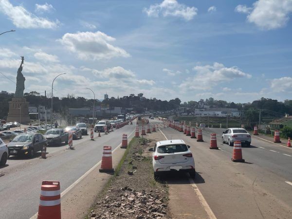 Bloqueio de pista causa congestionamento na BR-386