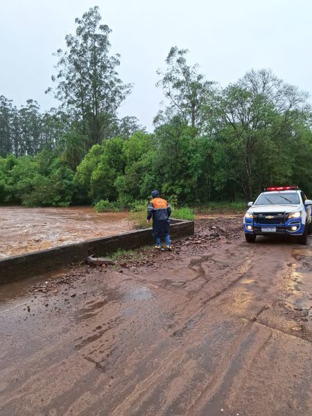 Arroio Castelhano interrompe vias em pelo menos três comunidades do interior