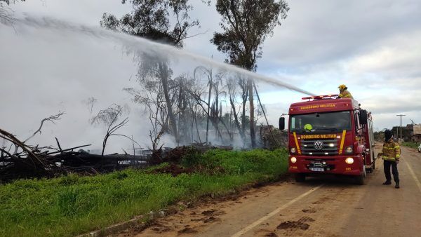 Bombeiros seguem combate em área de entulho em Estrela