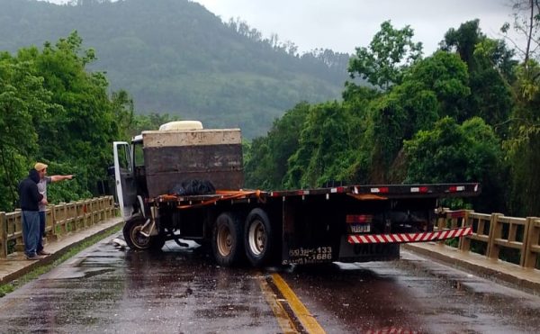 Colisão entre caminhões e carro bloqueia BR-386, em Marques de Souza