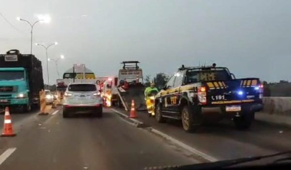 Colisão entre moto e caminhão congestiona a BR-386