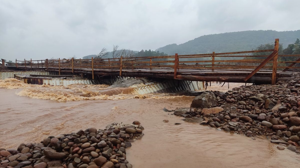 Ponte é bloqueada por risco aos motoristas