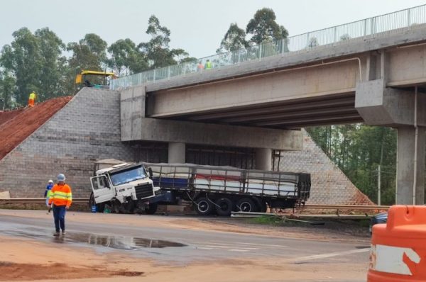 Acidente com carreta congestiona BR-386, em Estrela