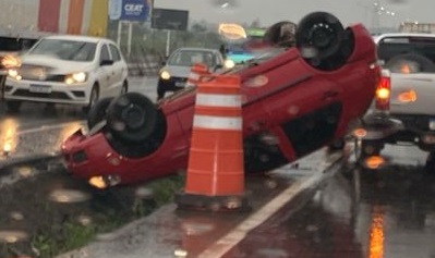 Carro capota na BR-386 e deixa trânsito ainda mais congestionado