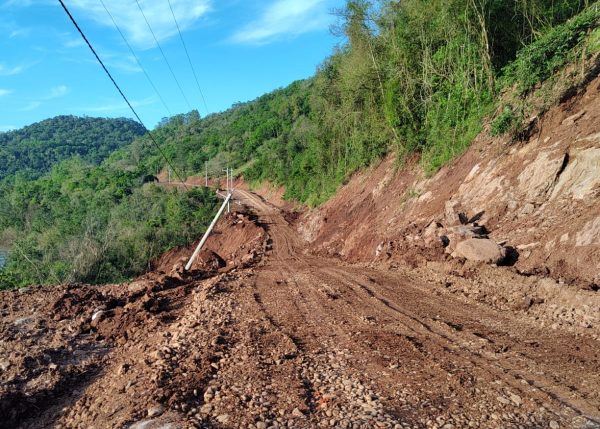 Estrada atingida por deslizamento tem tráfego liberado para veículos leves