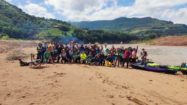 Grupo percorre 45 quilômetros de caiaque pelo rio Forqueta