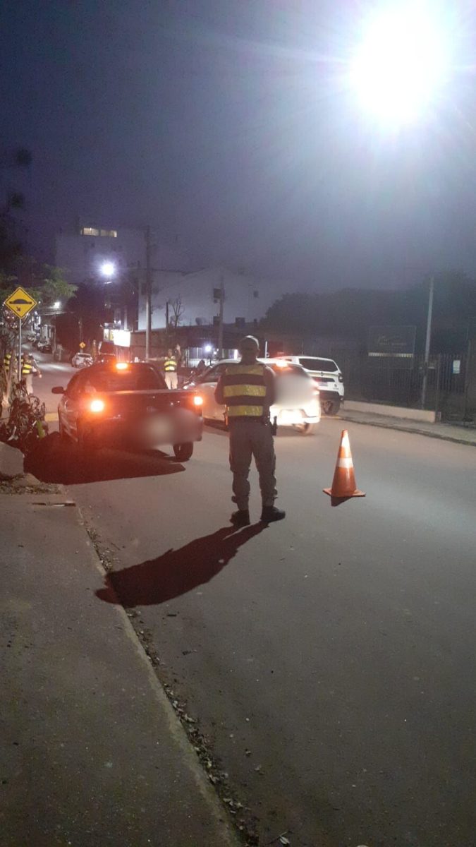 Após bater em carro estacionado, motorista é preso por embriaguez ao volante