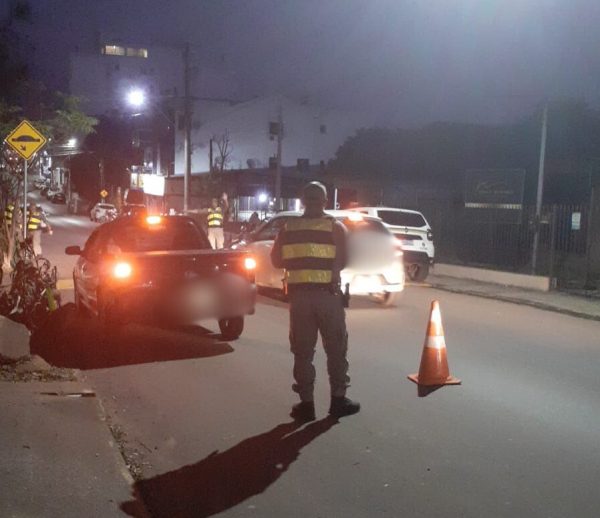 Após bater em carro estacionado, motorista é preso por embriaguez ao volante