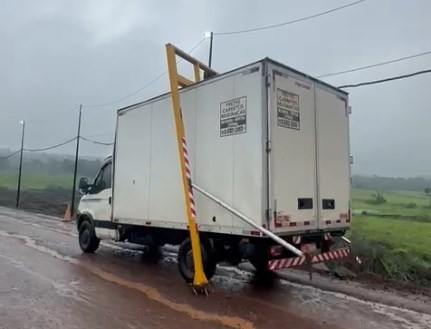 Motorista é multado e vai arcar com danos em “goleira”