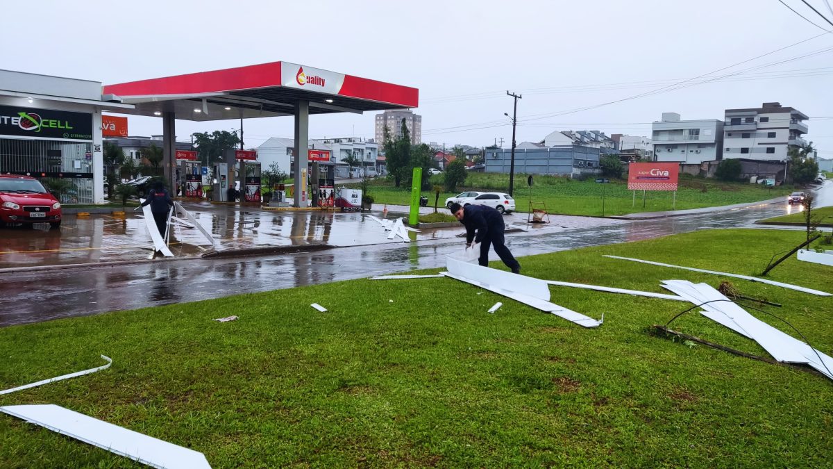 Vento arranca parte do forro e cobertura de posto de combustível em Lajeado