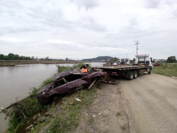 Estado retira veículos do leito do Rio Taquari, em Cruzeiro do Sul