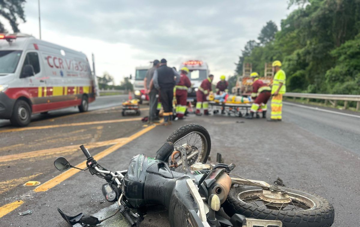 Colisão entre carro e moto deixa um ferido na BR-386, em Fazenda Vilanova