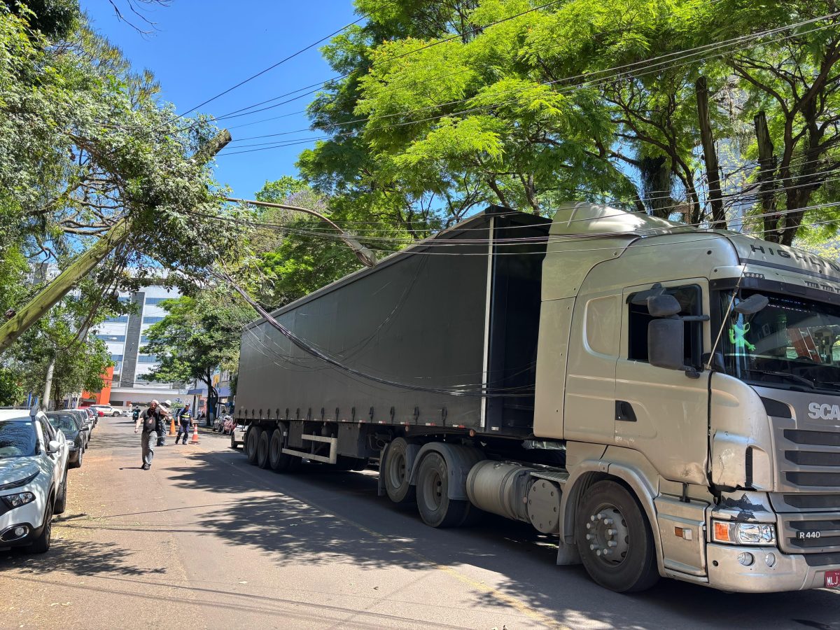 Carreta derruba poste que atinge caminhonete em Lajeado