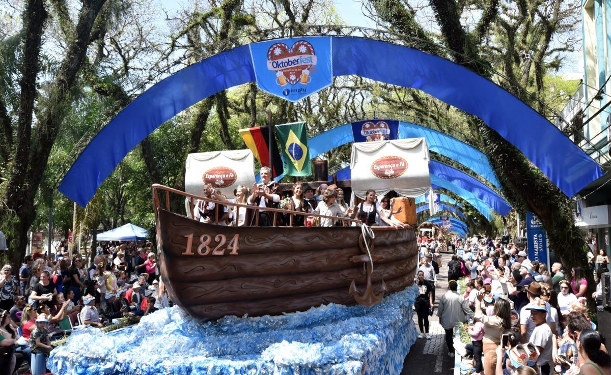 Maior desfile da história da Oktoberfest reúne mais de 40 mil espectadores