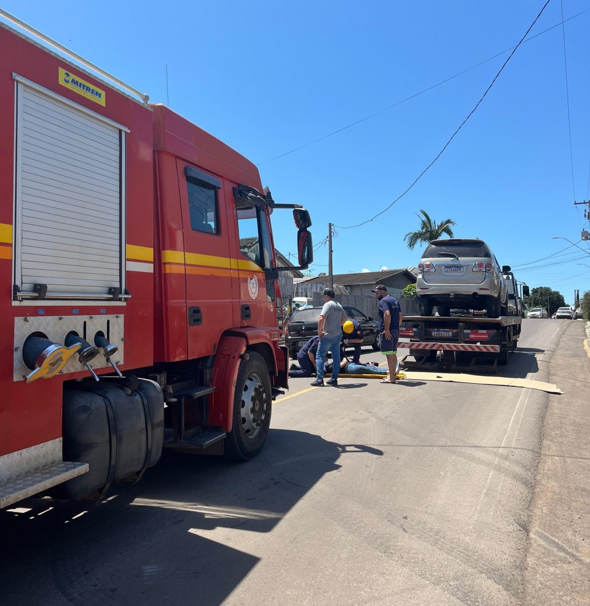 Caminhão realiza manobra em marcha ré e colide em motocicleta