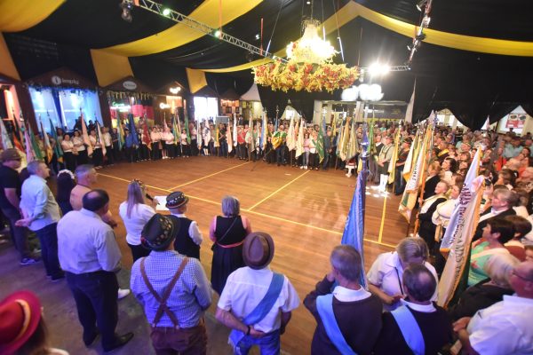 Oktoberfest celebra herança cultural com maior Encontro de Sociedades