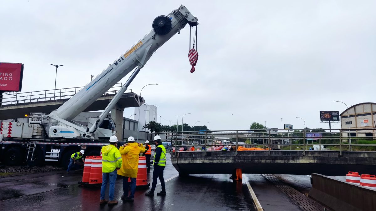 Operação atrasa e BR-386 tem bloqueio total para remoção de passarela