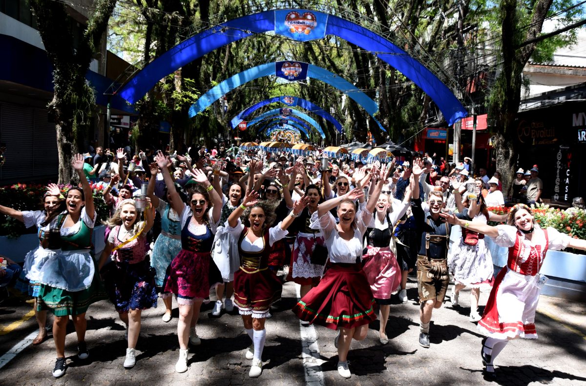 Fim de semana ensolarado fecha 39ª Oktoberfest com chave de ouro